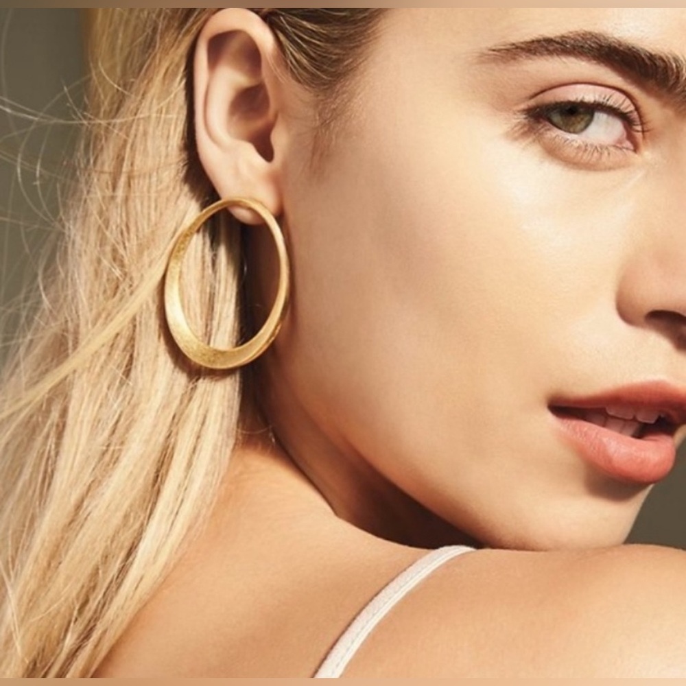 NEW IN BOX BEAUTIFUL GOLD STELLA & DOT "GEORGIA" HOOPS
